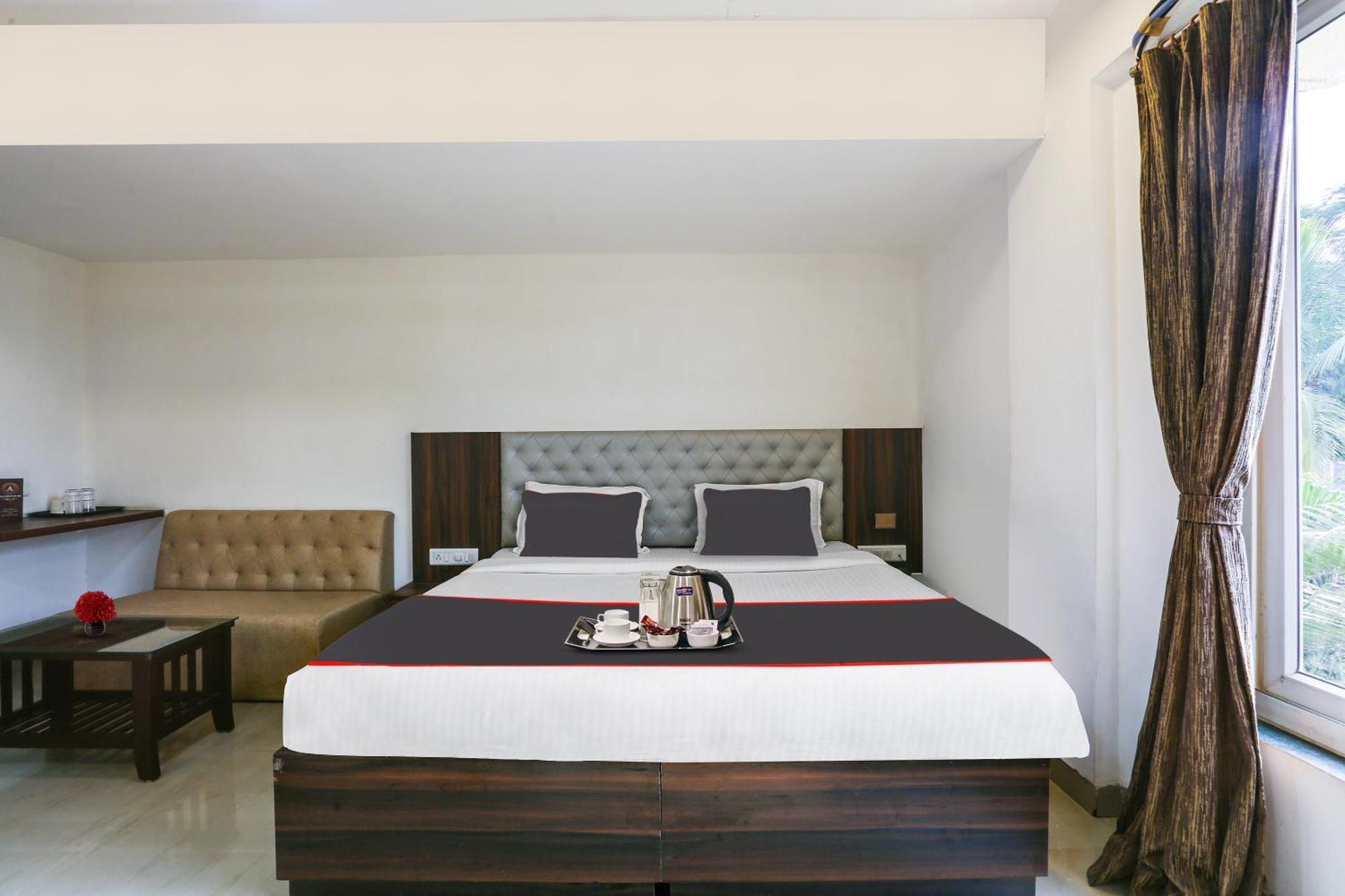 Capital O Arsh Executive Inn Мумбай Екстериор снимка