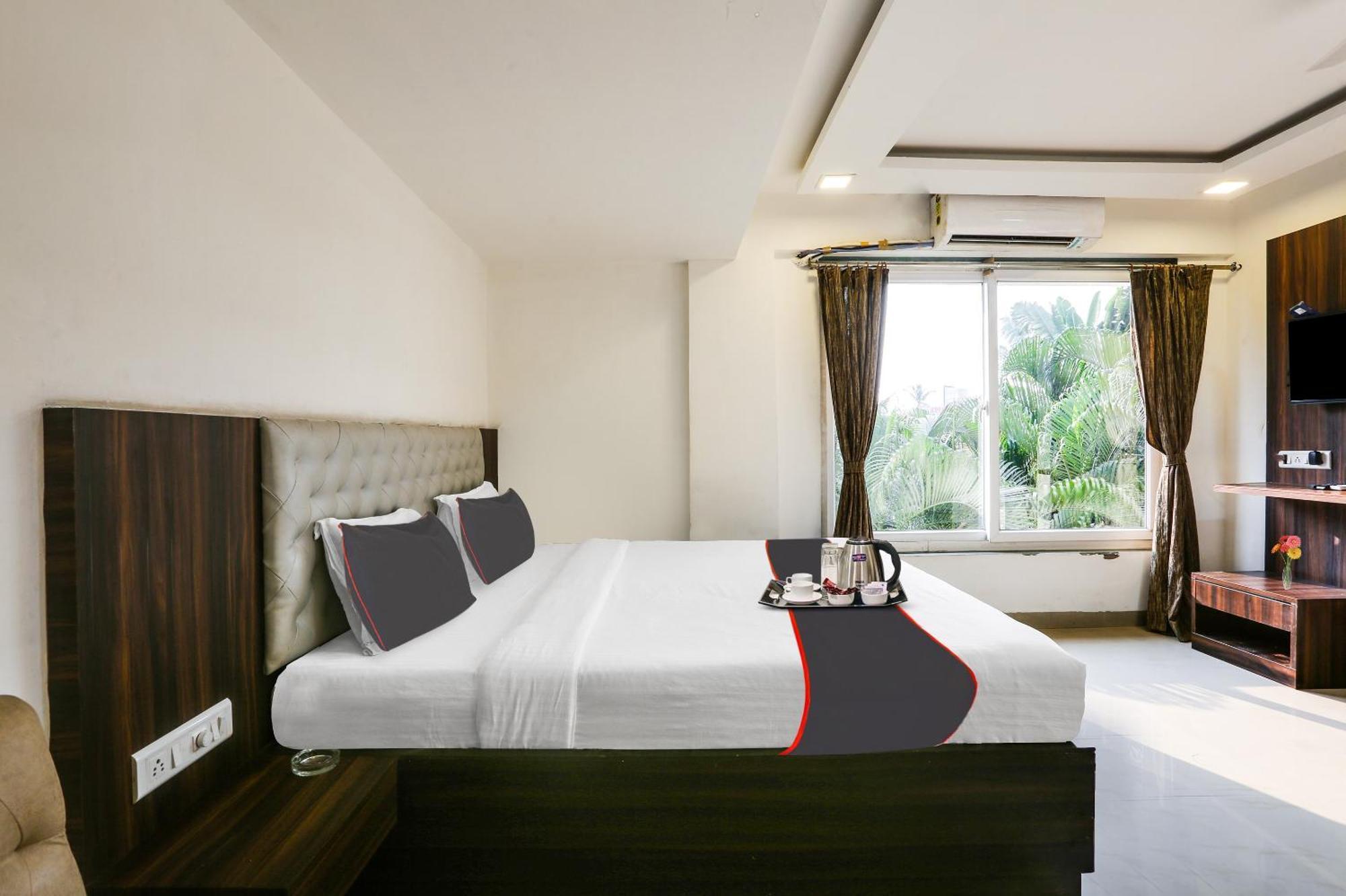 Capital O Arsh Executive Inn Мумбай Екстериор снимка