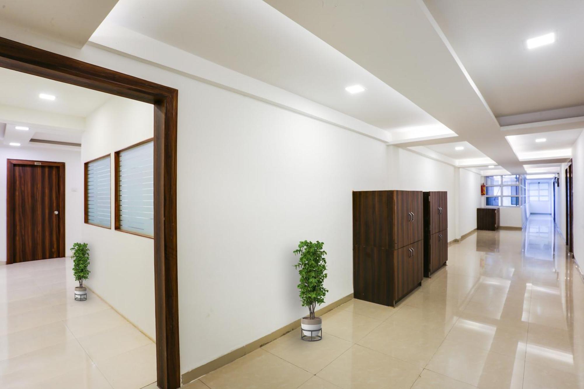 Capital O Arsh Executive Inn Мумбай Екстериор снимка