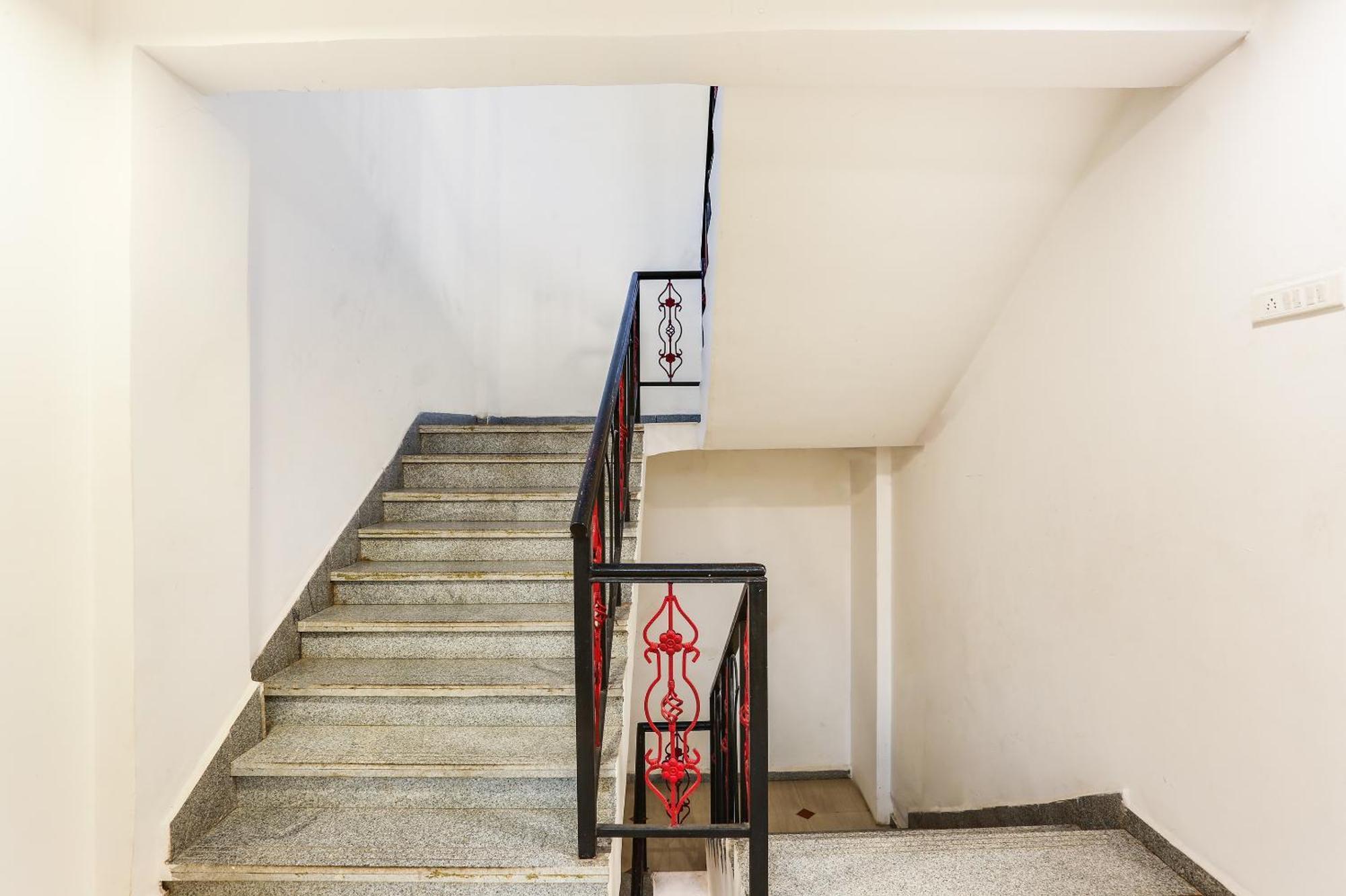 Capital O Arsh Executive Inn Мумбай Екстериор снимка