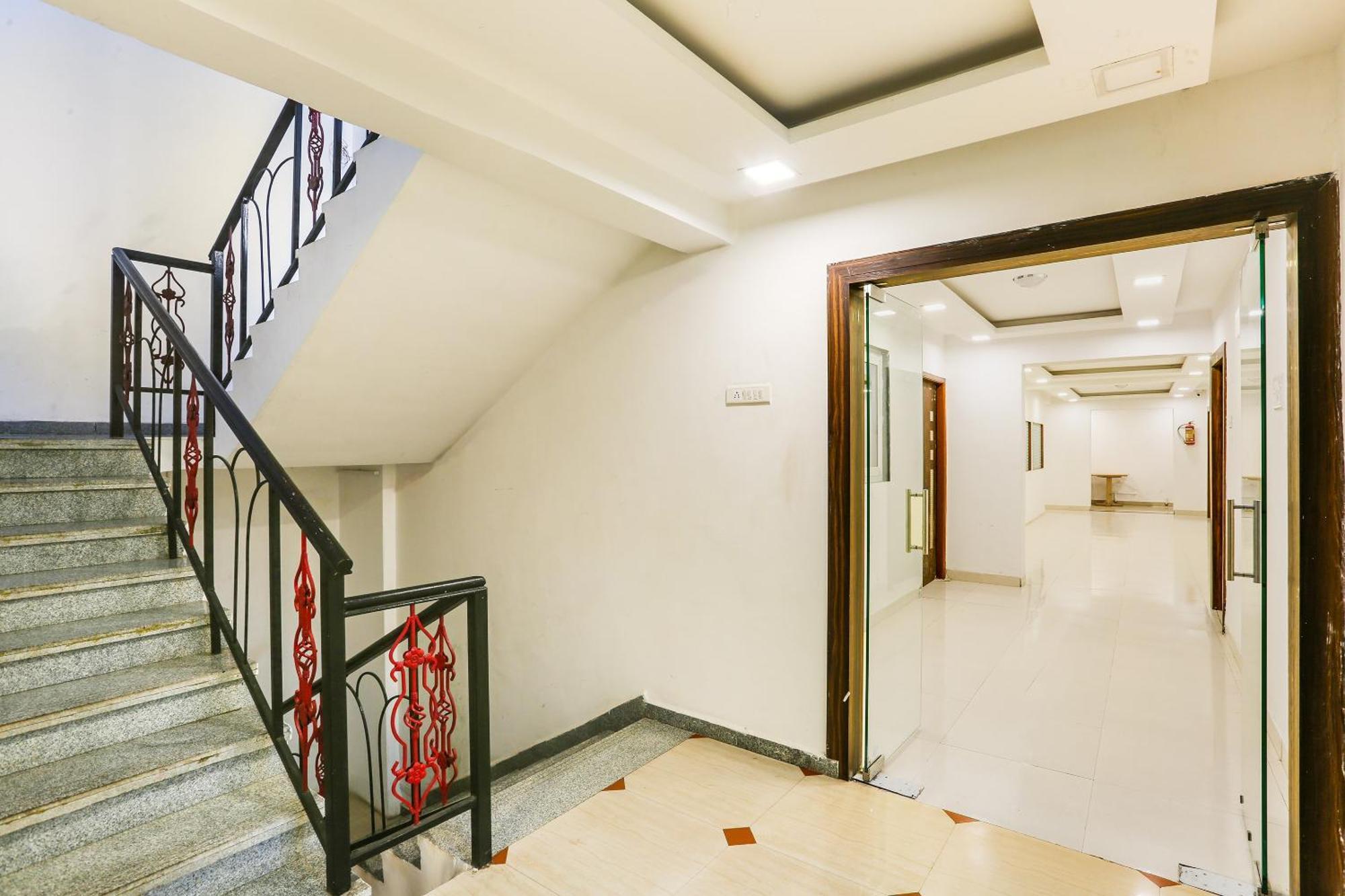 Capital O Arsh Executive Inn Мумбай Екстериор снимка