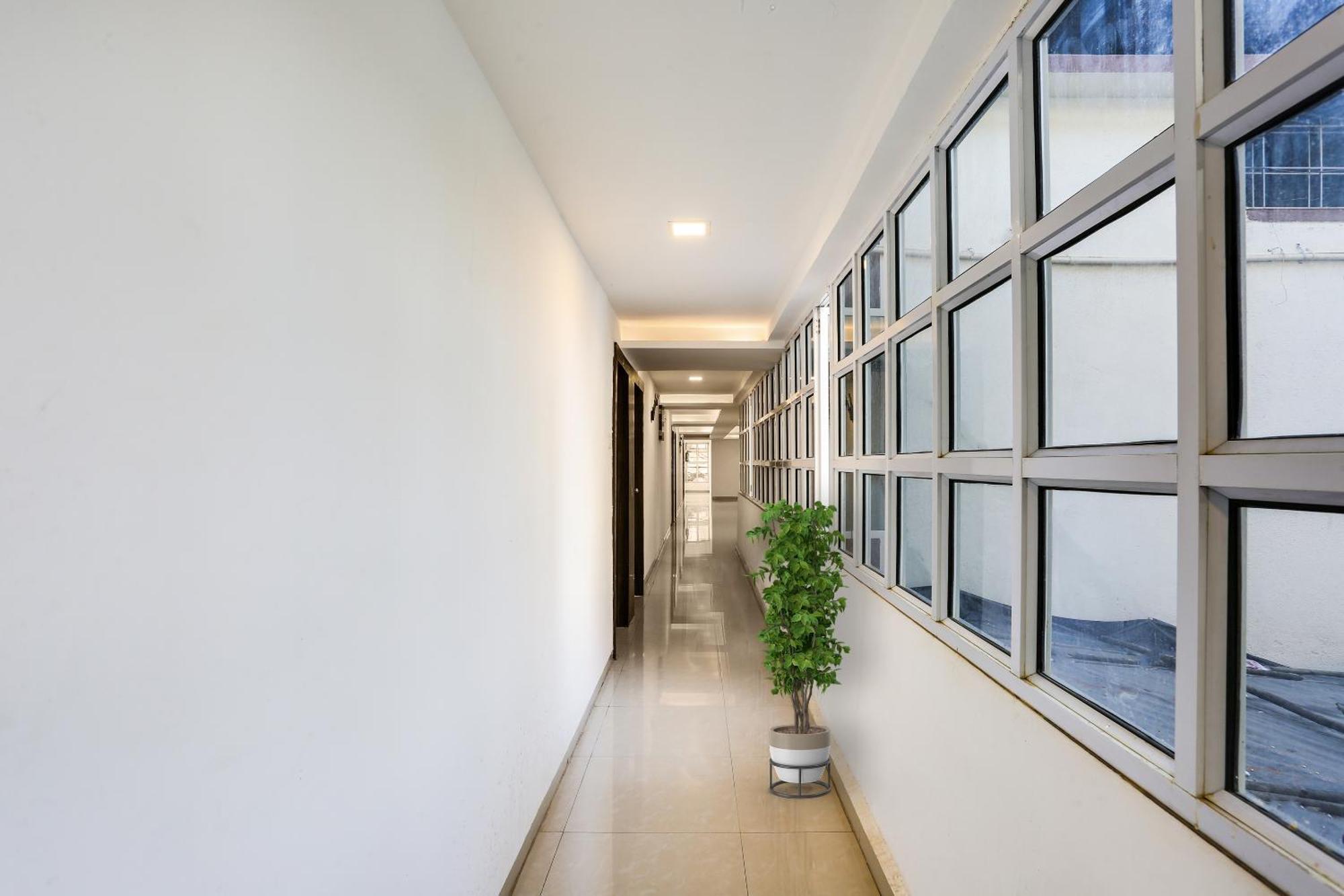 Capital O Arsh Executive Inn Мумбай Екстериор снимка