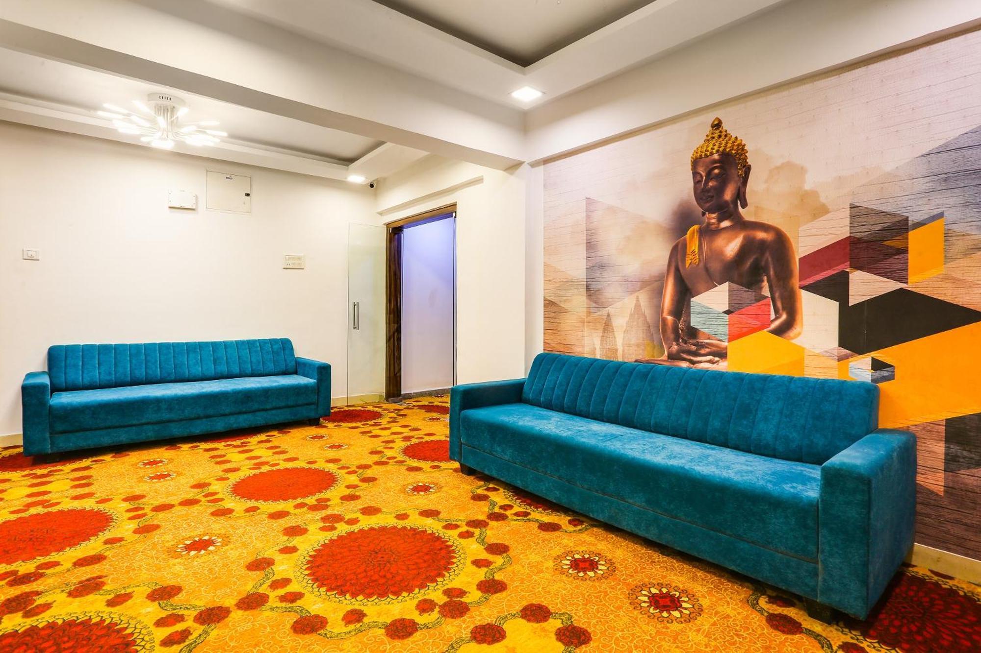 Capital O Arsh Executive Inn Мумбай Екстериор снимка