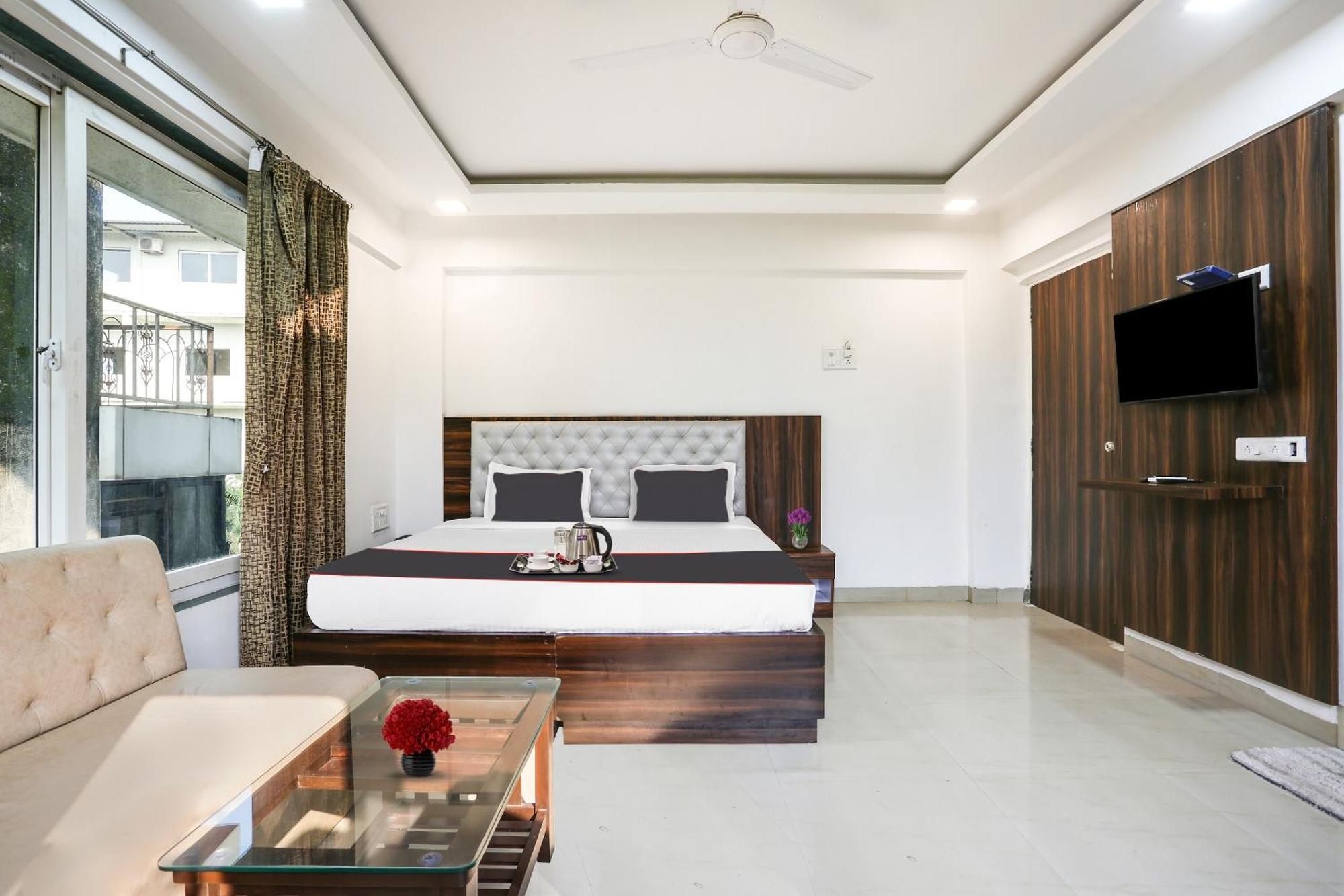 Capital O Arsh Executive Inn Мумбай Екстериор снимка