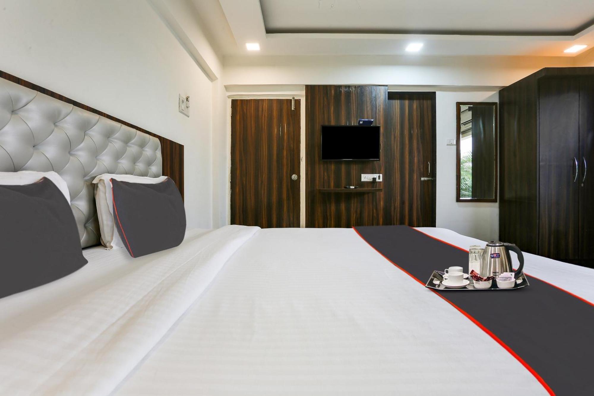 Capital O Arsh Executive Inn Мумбай Екстериор снимка