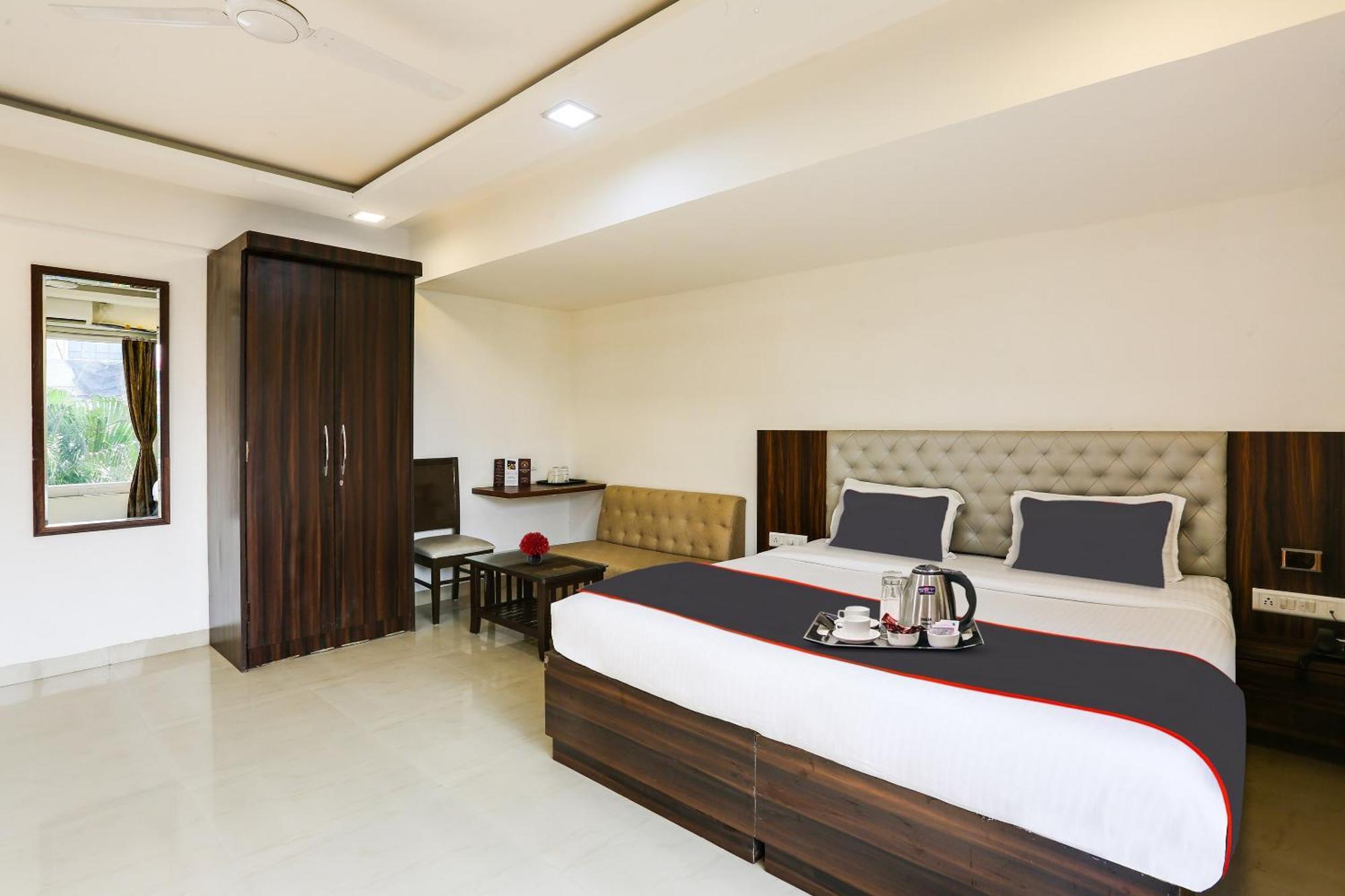 Capital O Arsh Executive Inn Мумбай Екстериор снимка