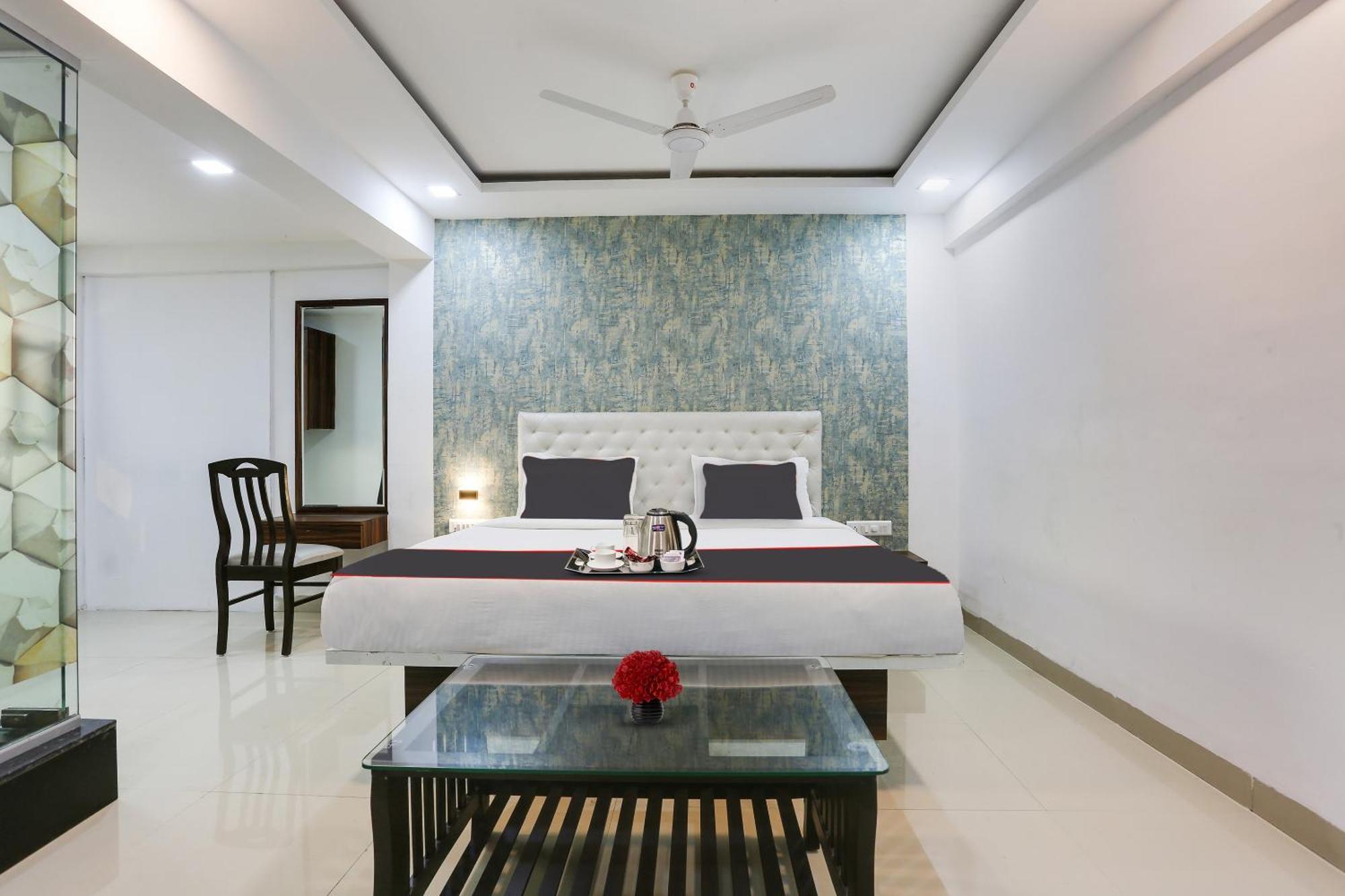 Capital O Arsh Executive Inn Мумбай Екстериор снимка