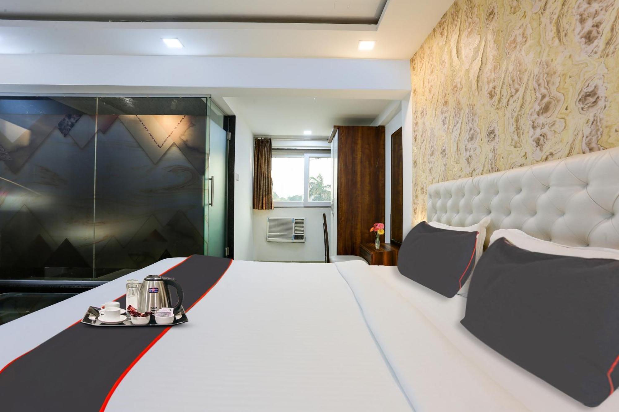 Capital O Arsh Executive Inn Мумбай Екстериор снимка