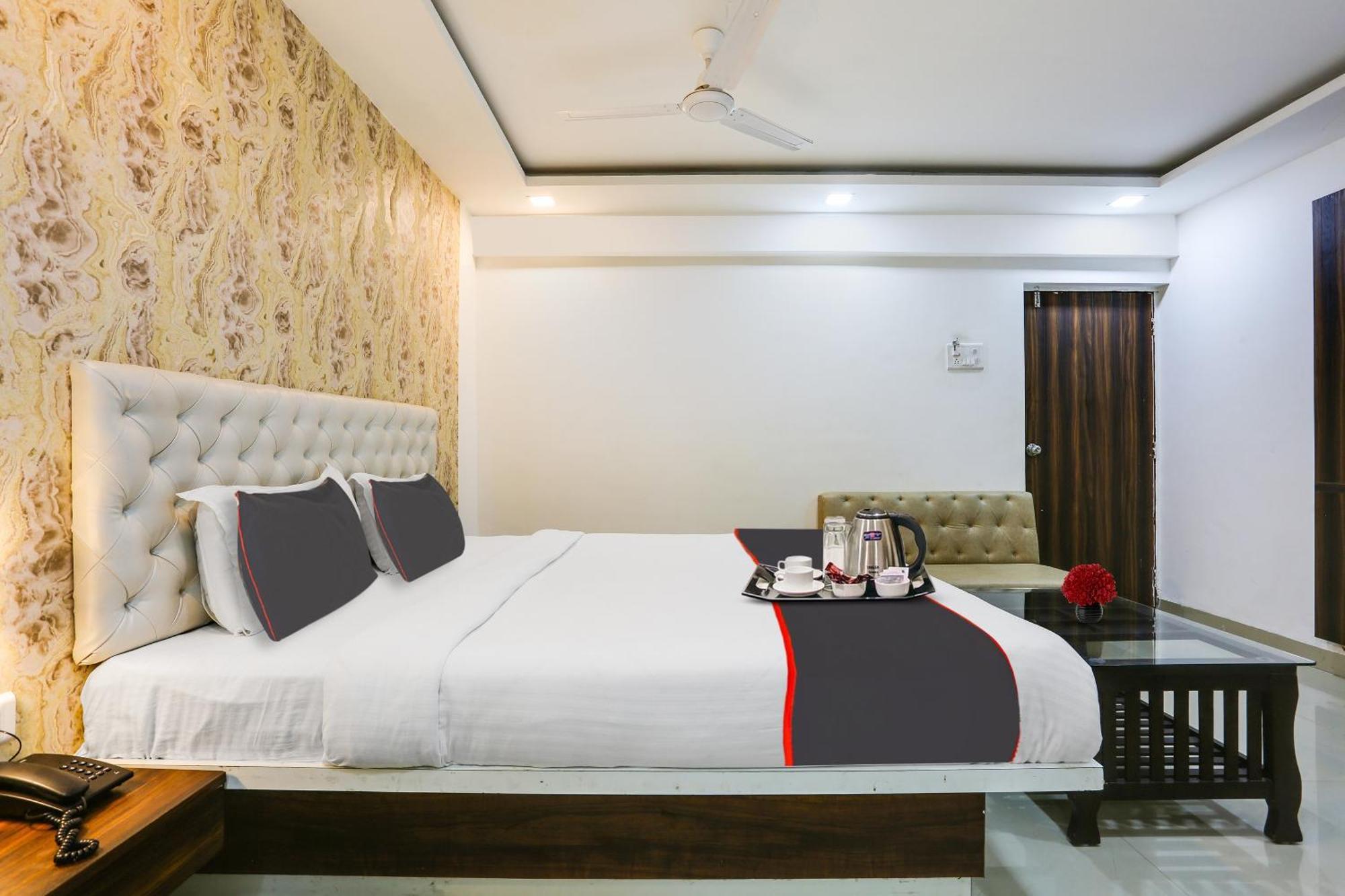 Capital O Arsh Executive Inn Мумбай Екстериор снимка
