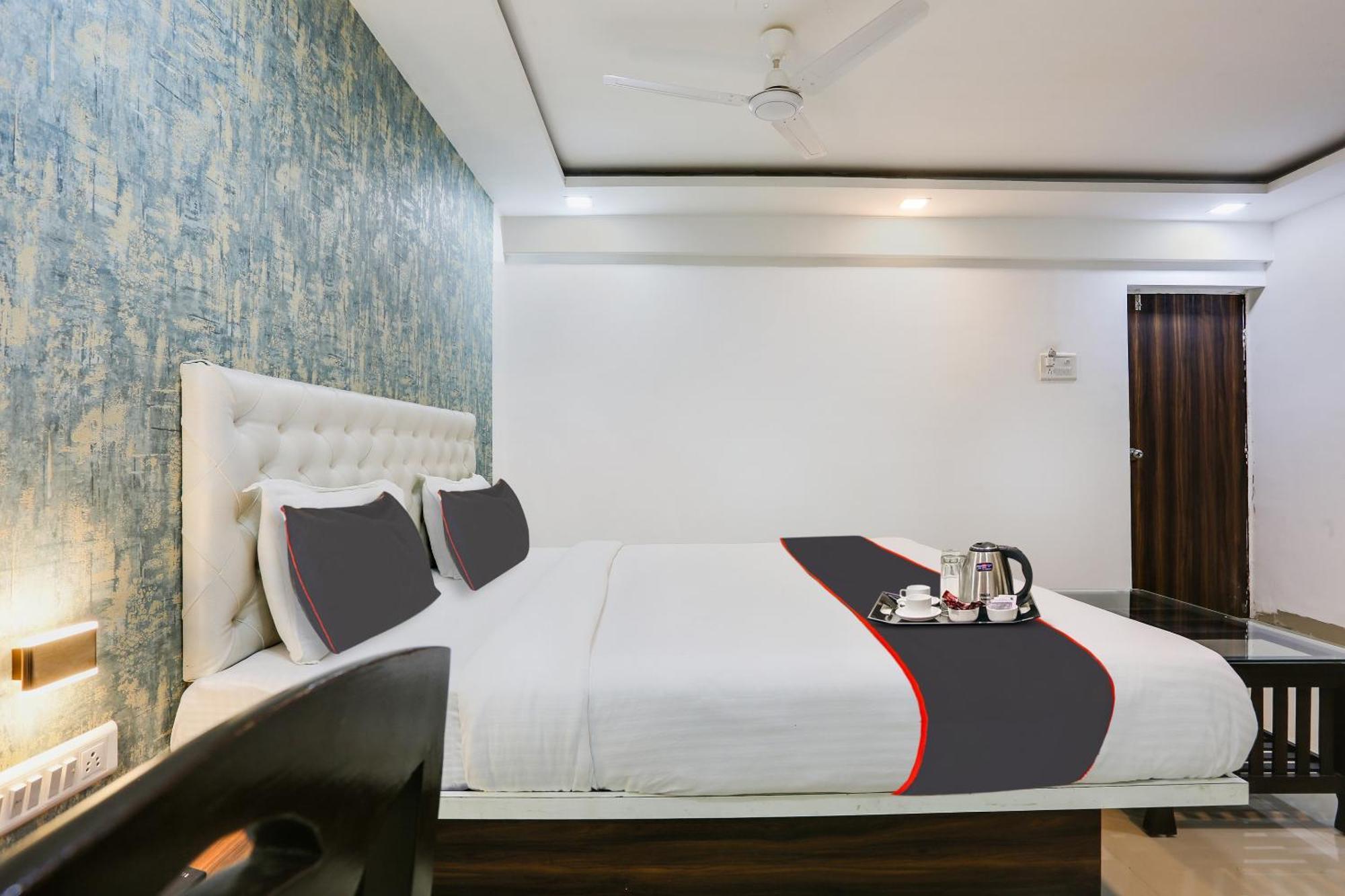 Capital O Arsh Executive Inn Мумбай Екстериор снимка