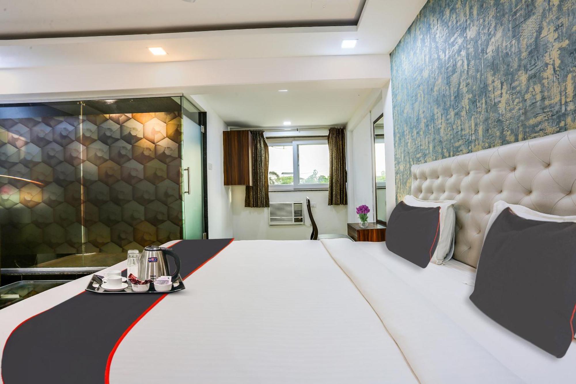 Capital O Arsh Executive Inn Мумбай Екстериор снимка