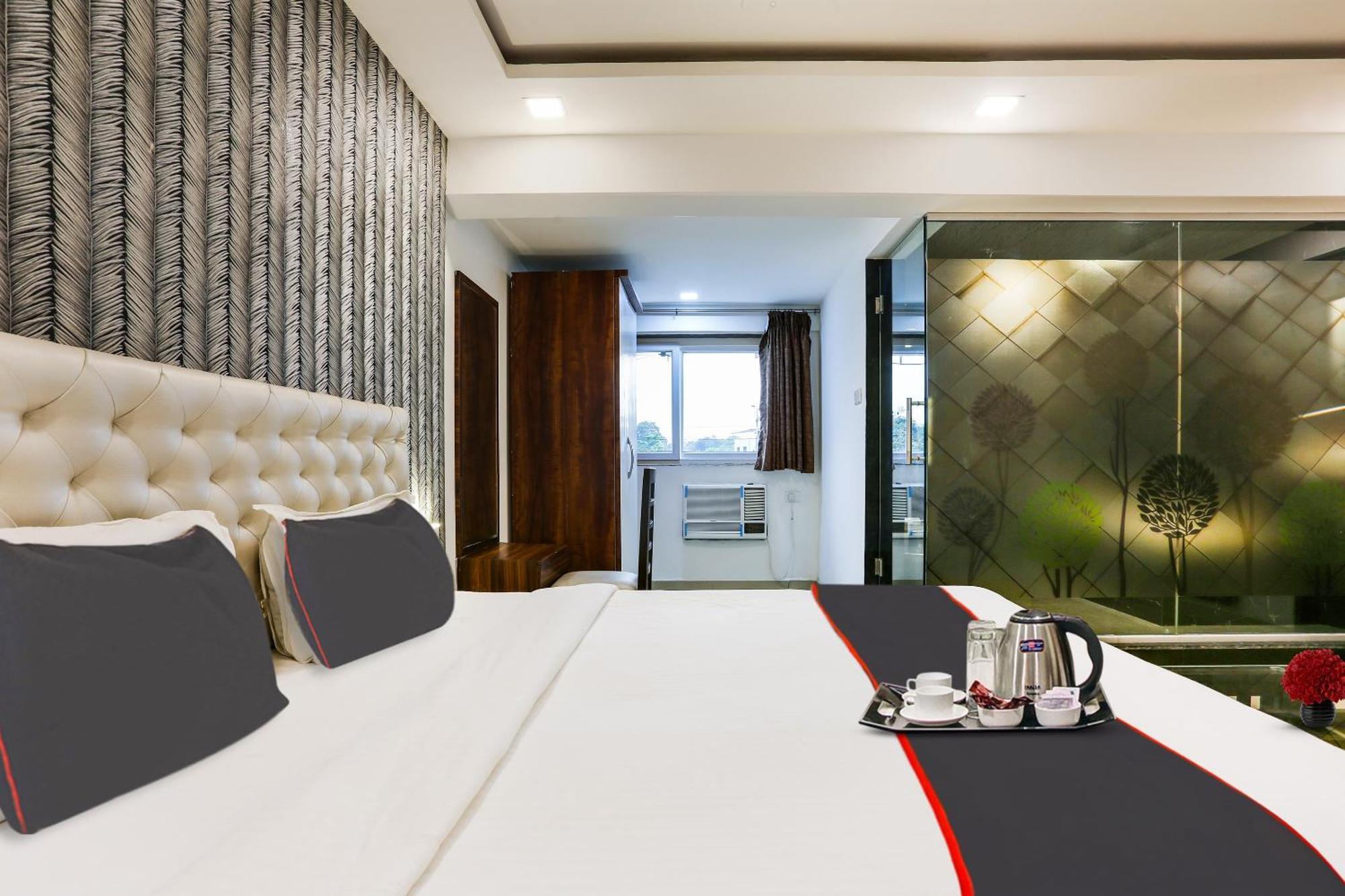 Capital O Arsh Executive Inn Мумбай Екстериор снимка